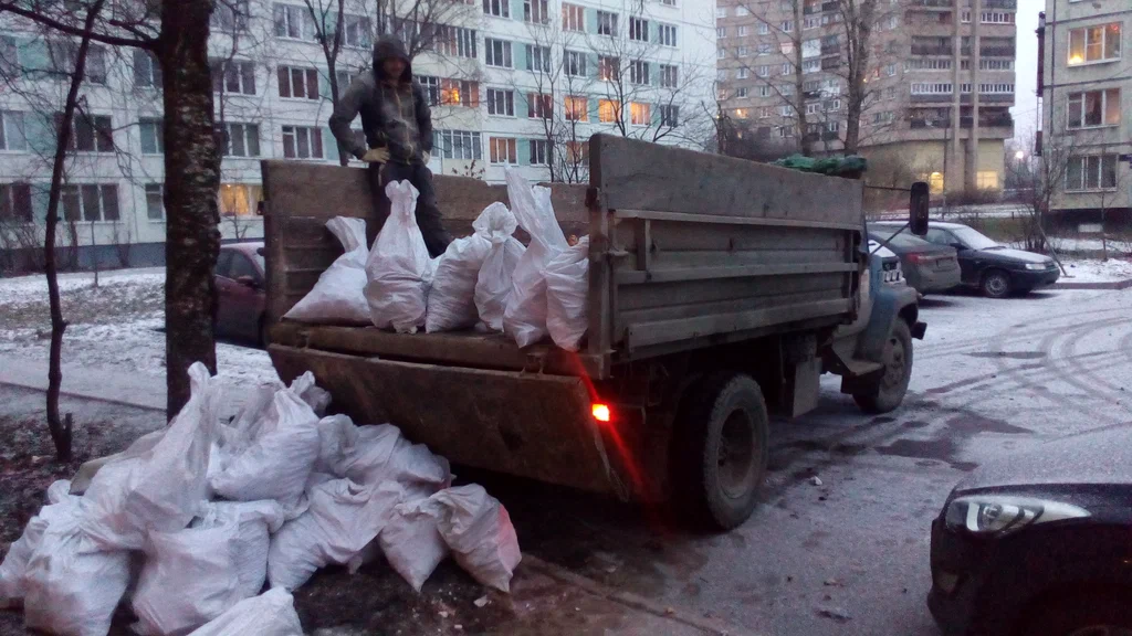 Вывоз мусора в мешках в Волжском в октябре
