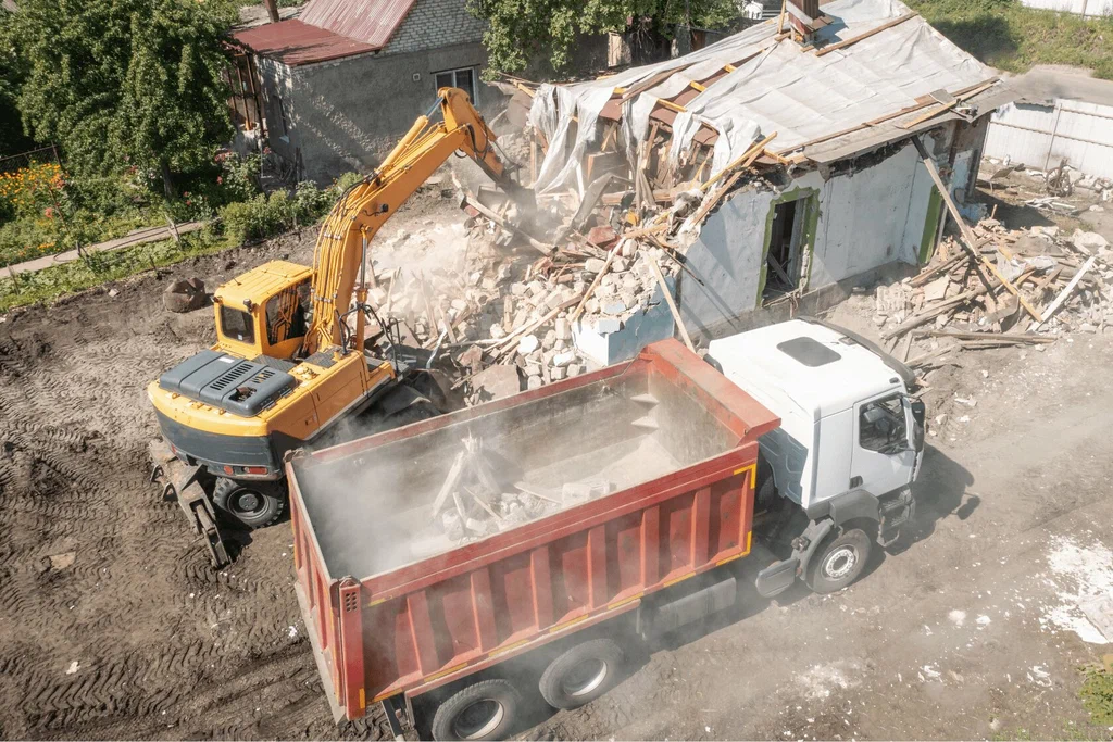 Вывоз мусора после сноса зданий с выездом в Волжском в октябре