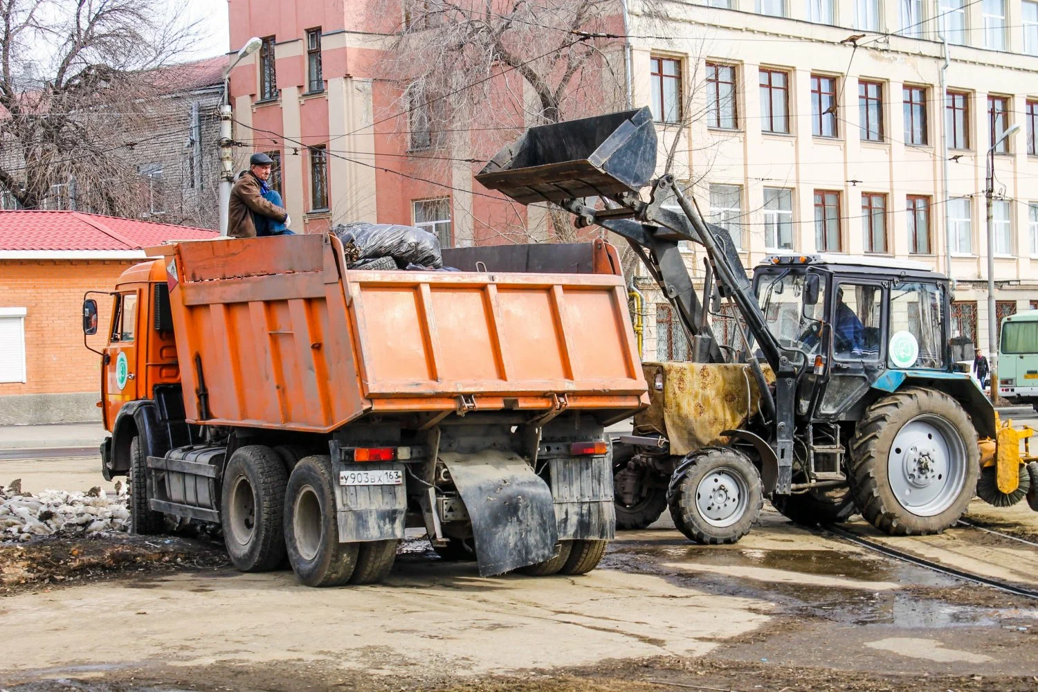Вывоз мусора Камазом в Волжском – аренда и заказ Камаза 10 тонн от 2381 руб. в ПроМусор