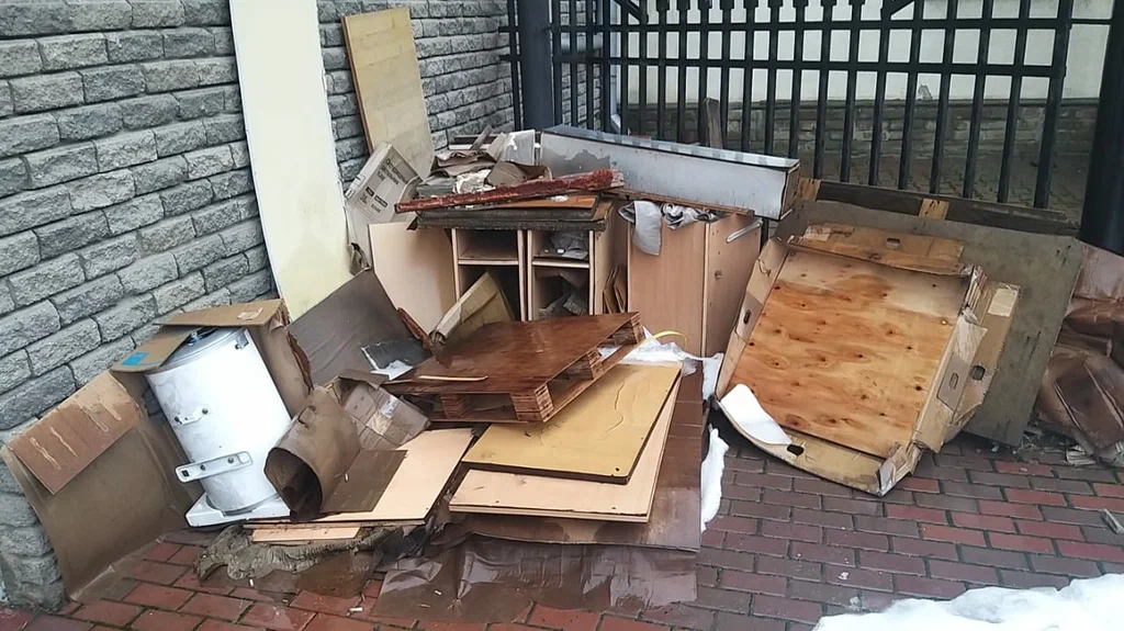 Вывоз старой мебели в Волжском — недорого, с грузчиками, цены от 2431 руб | ПроМусор