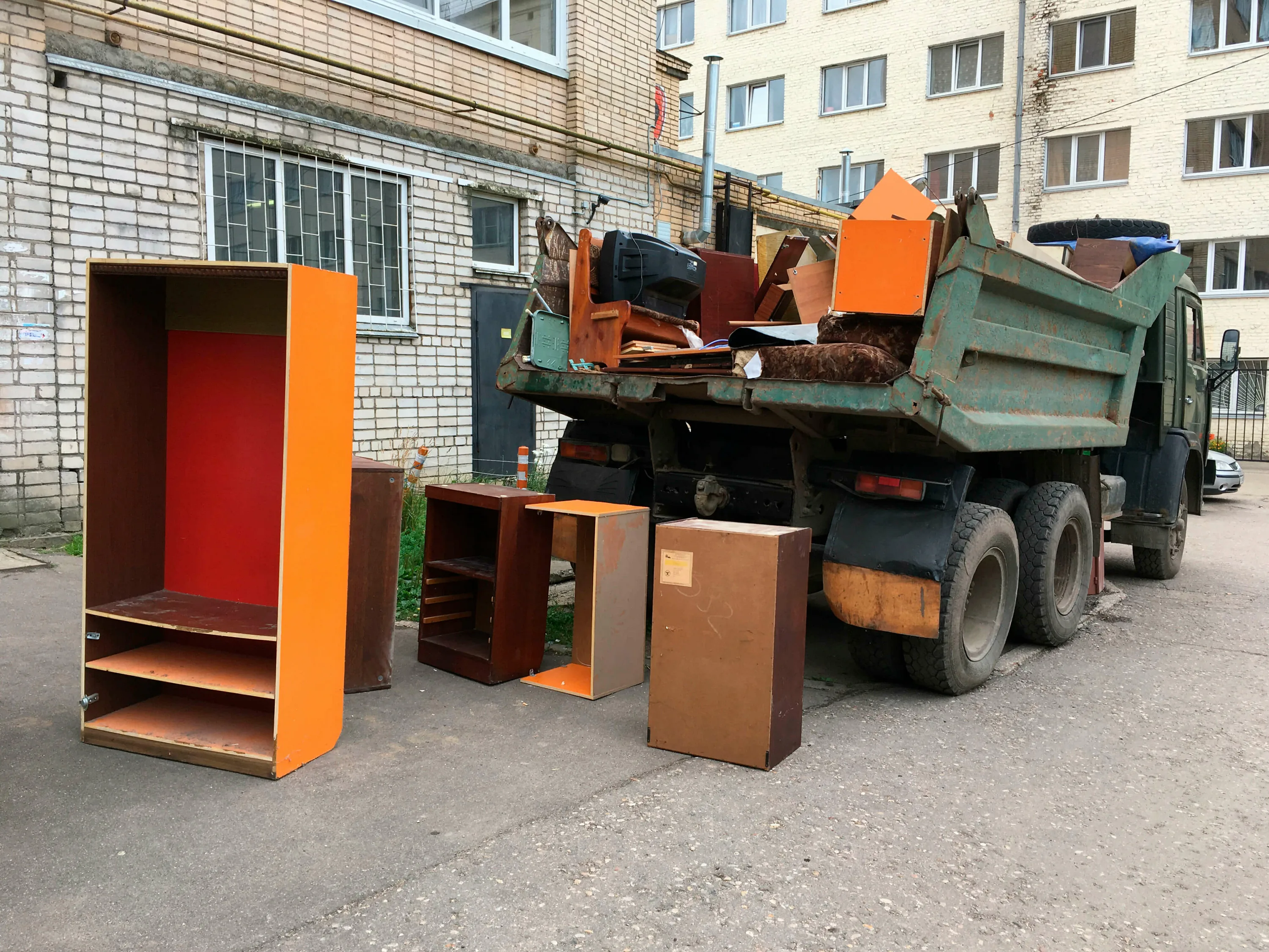 Утилизация старой мебели с вывозом и разбором в Волжском в октябре