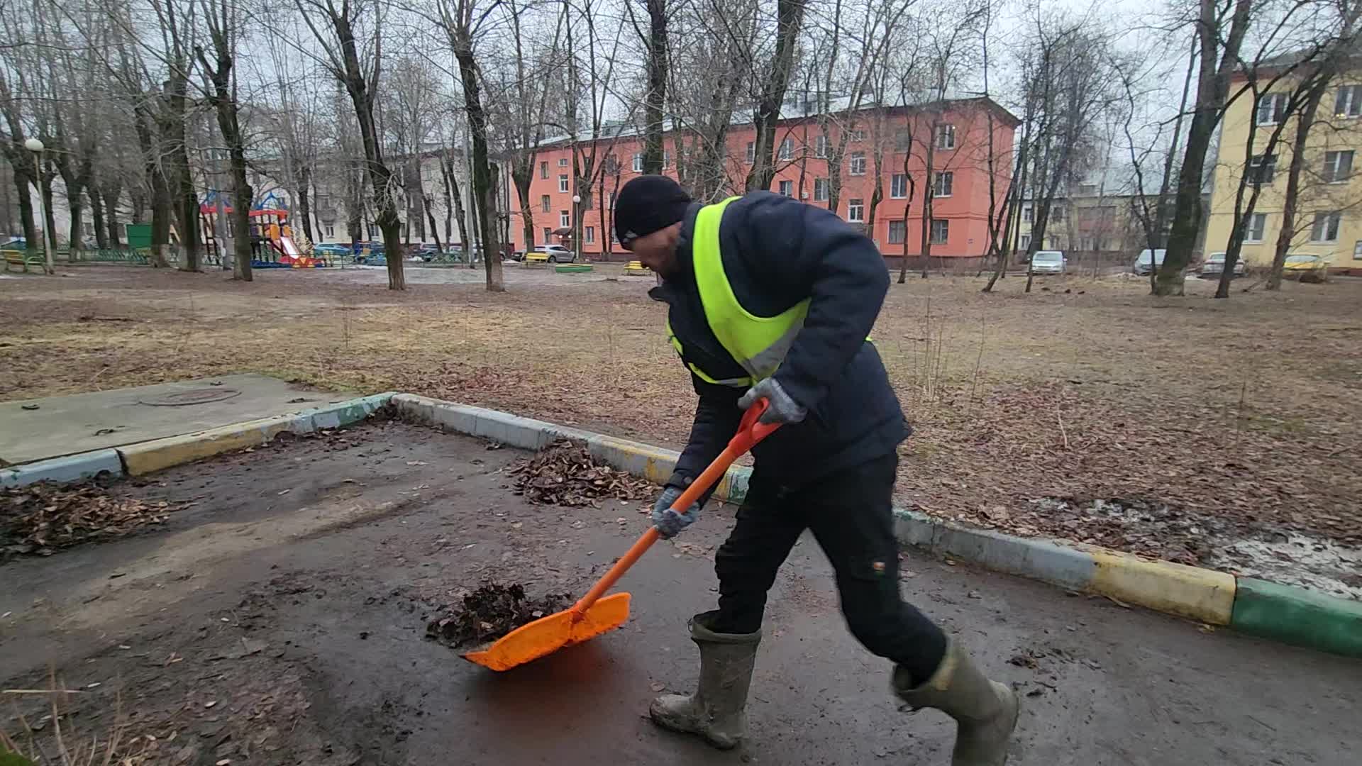 Уборка территорий в Волжском в октябре