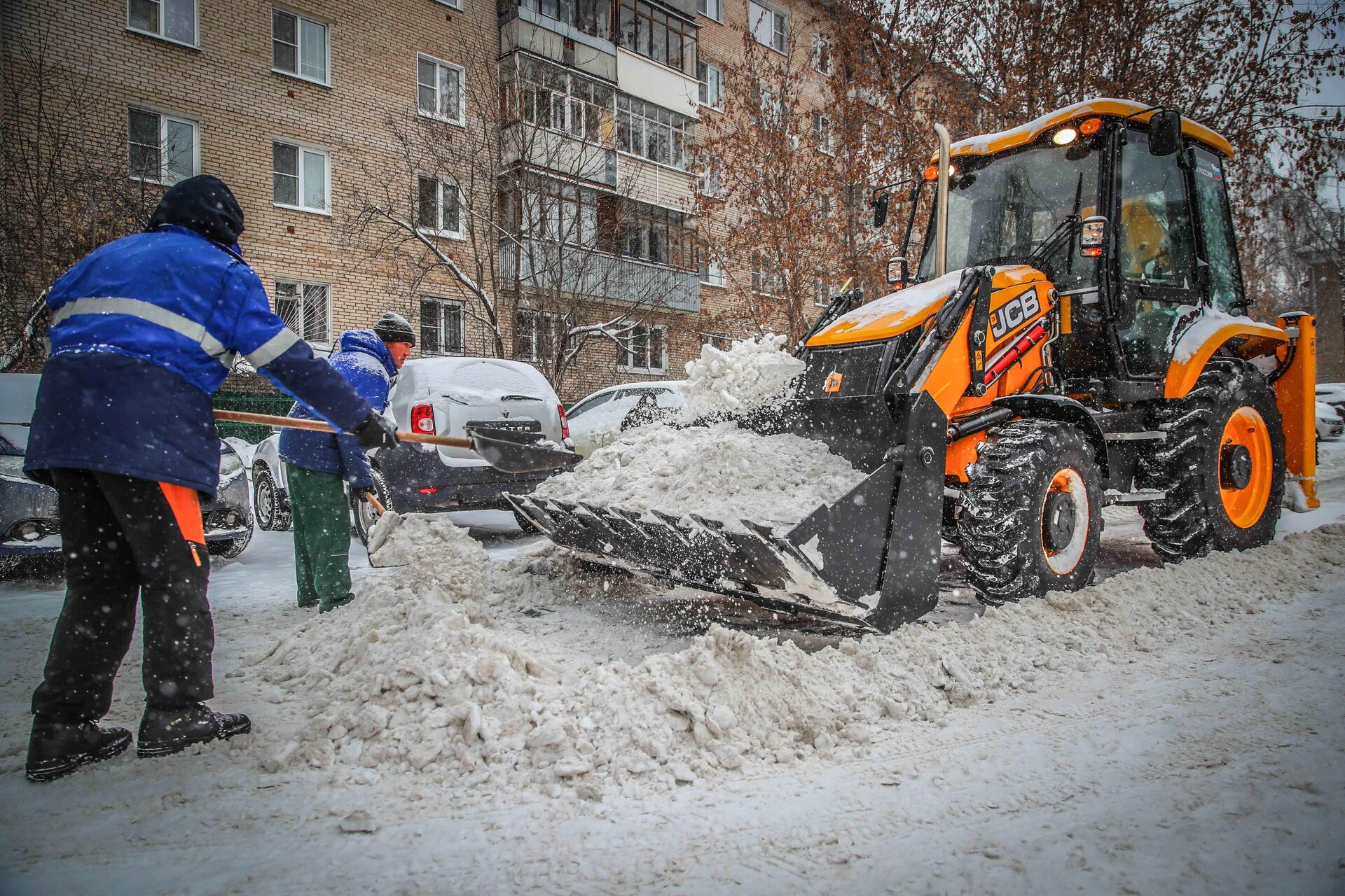 Очистка дворов от снега и наледи в Волжском — уборка снега, трактор и ручная, цены от 507 руб. | ПроМусор