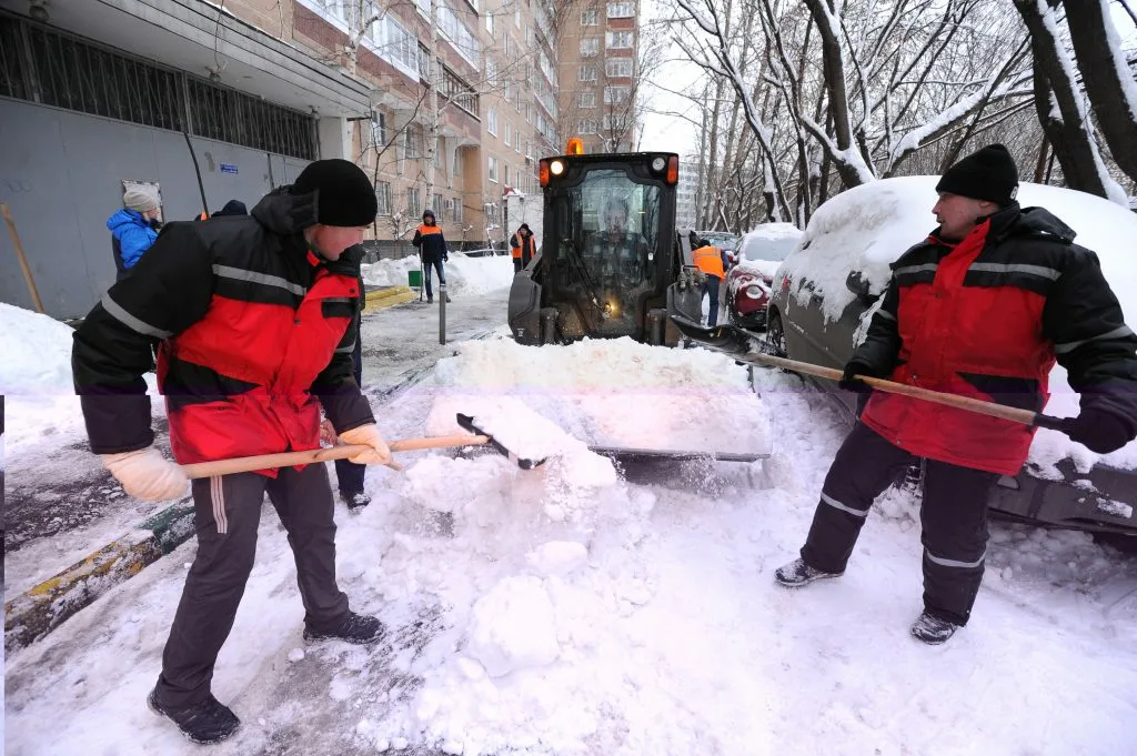 Очистка дворов от снега с гарантией результата в Волжском в октябре